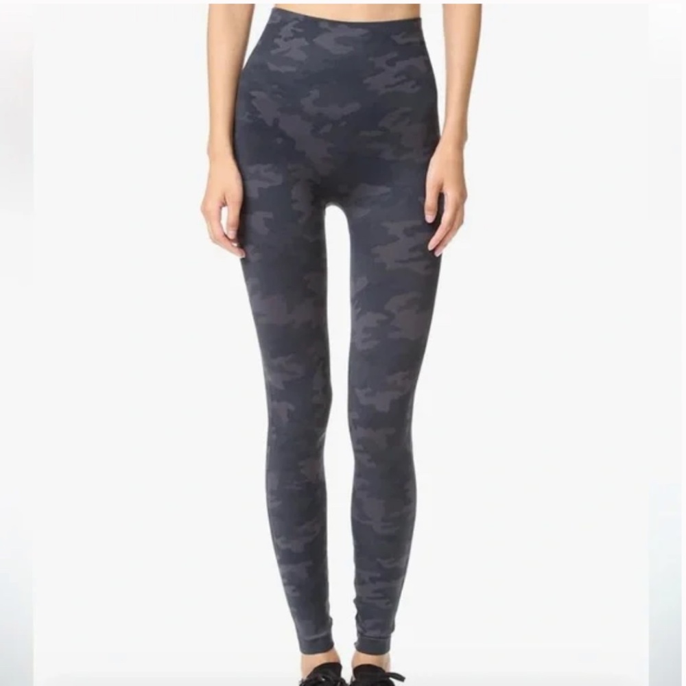 NWT SPANX Look At Me Now Black Camo Leggings Seamless Size Small - Picture 3 of 11